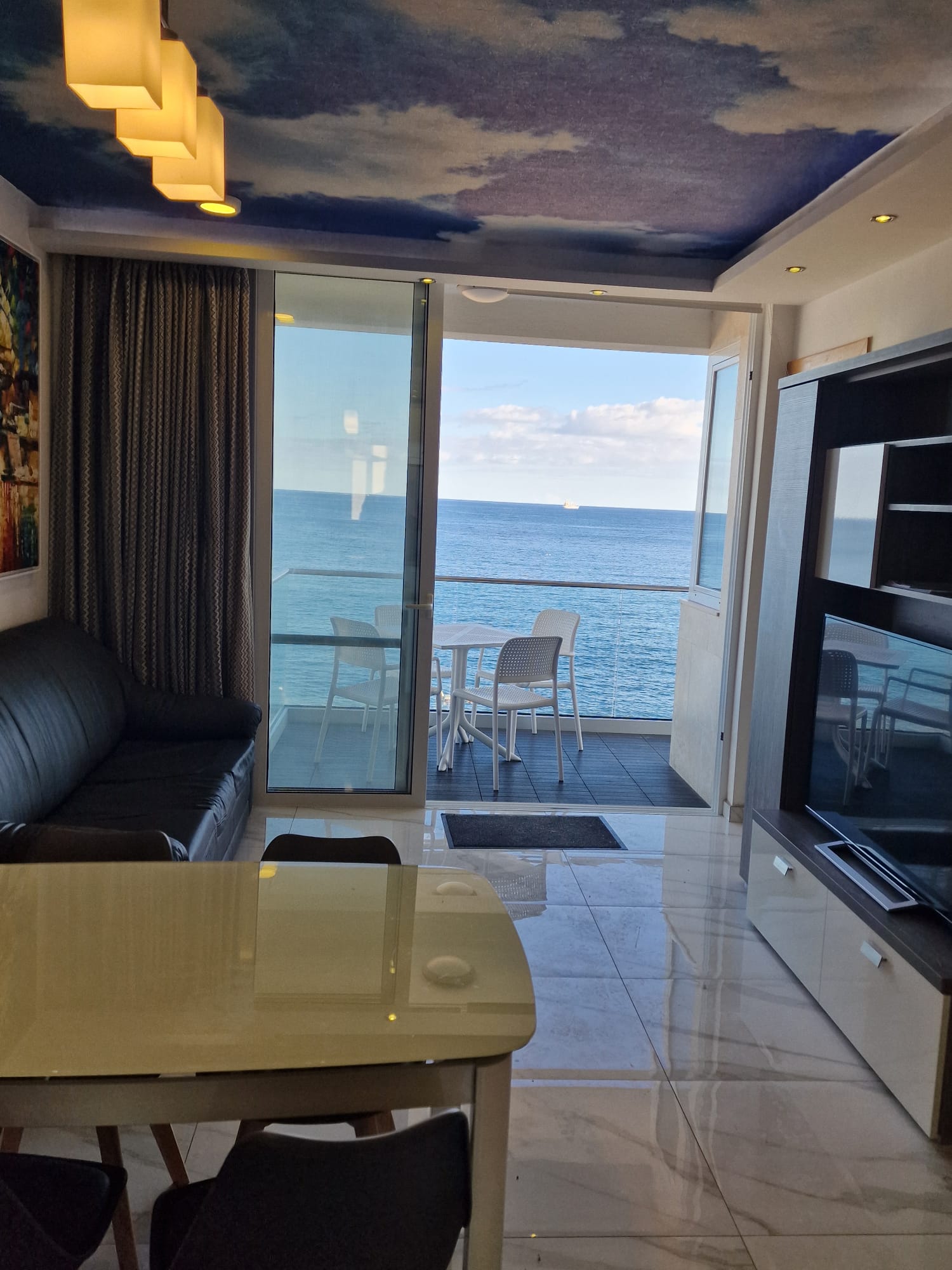 Modern Seafront 2-Bedroom Apartment in Bugibba – property photo