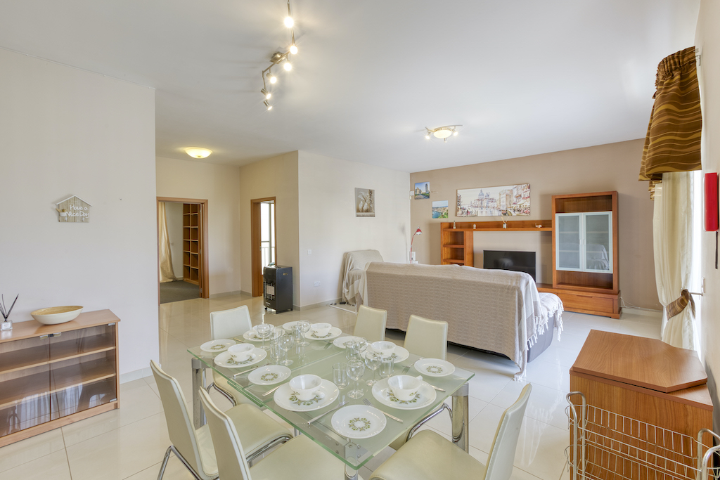 Mosta – Bright & Spacious 3 Bedroom Home in a Prime Residential Area – property photo