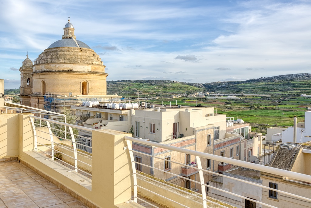 Bright Penthouse with Church, Country & Distant Sea Views – Mġarr – property photo