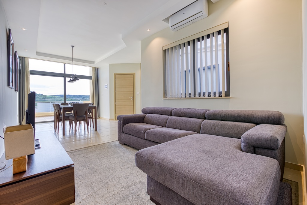 Bright Penthouse with Church, Country & Distant Sea Views – Mġarr – property photo