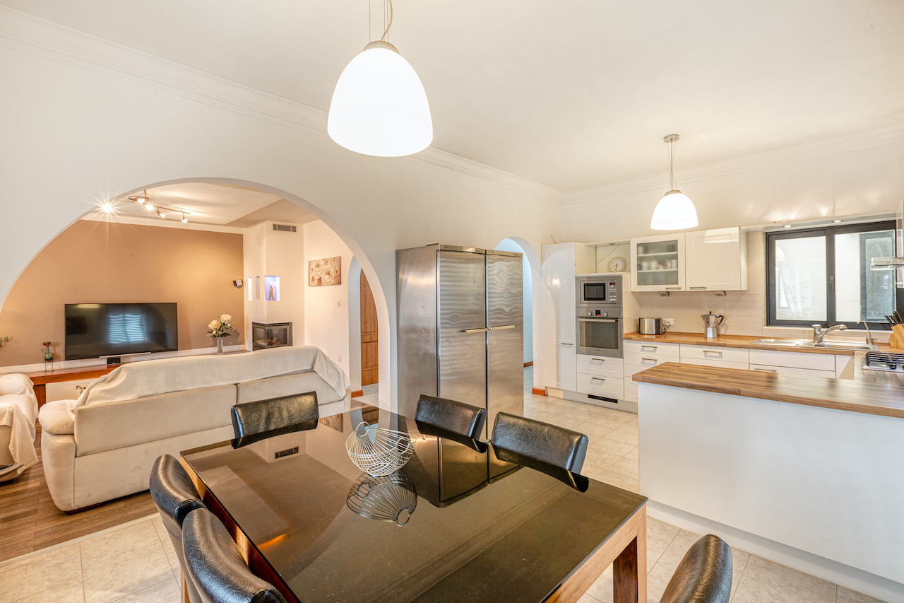 Beautiful & Stylish Apartment in Pembroke – Steps Away from the Beach! – property photo