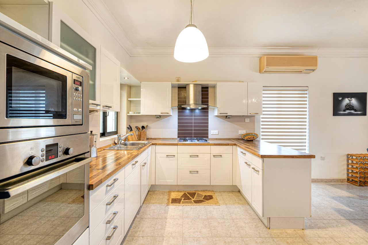 Beautiful & Stylish Apartment in Pembroke – Steps Away from the Beach! – property photo
