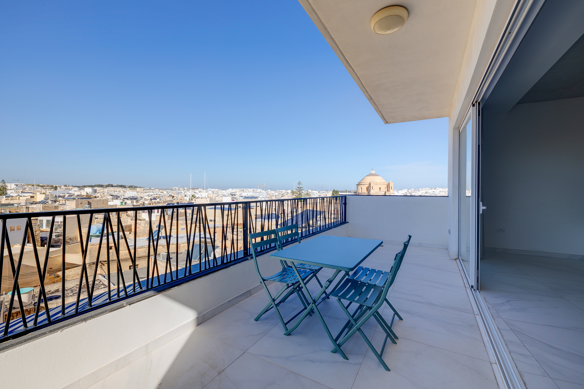 Stunning Penthouse with Roof Terrace & Rotunda Views – property photo