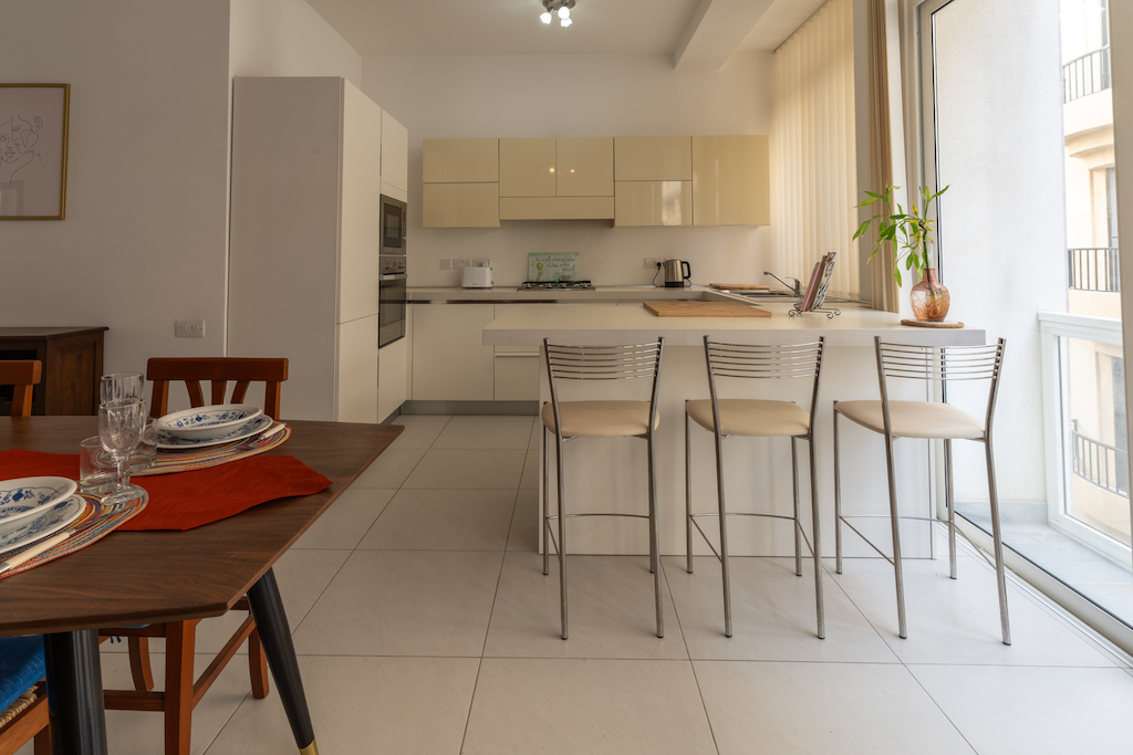 Spacious & Stylish Apartment in Sliema  Steps from The Point! – property photo