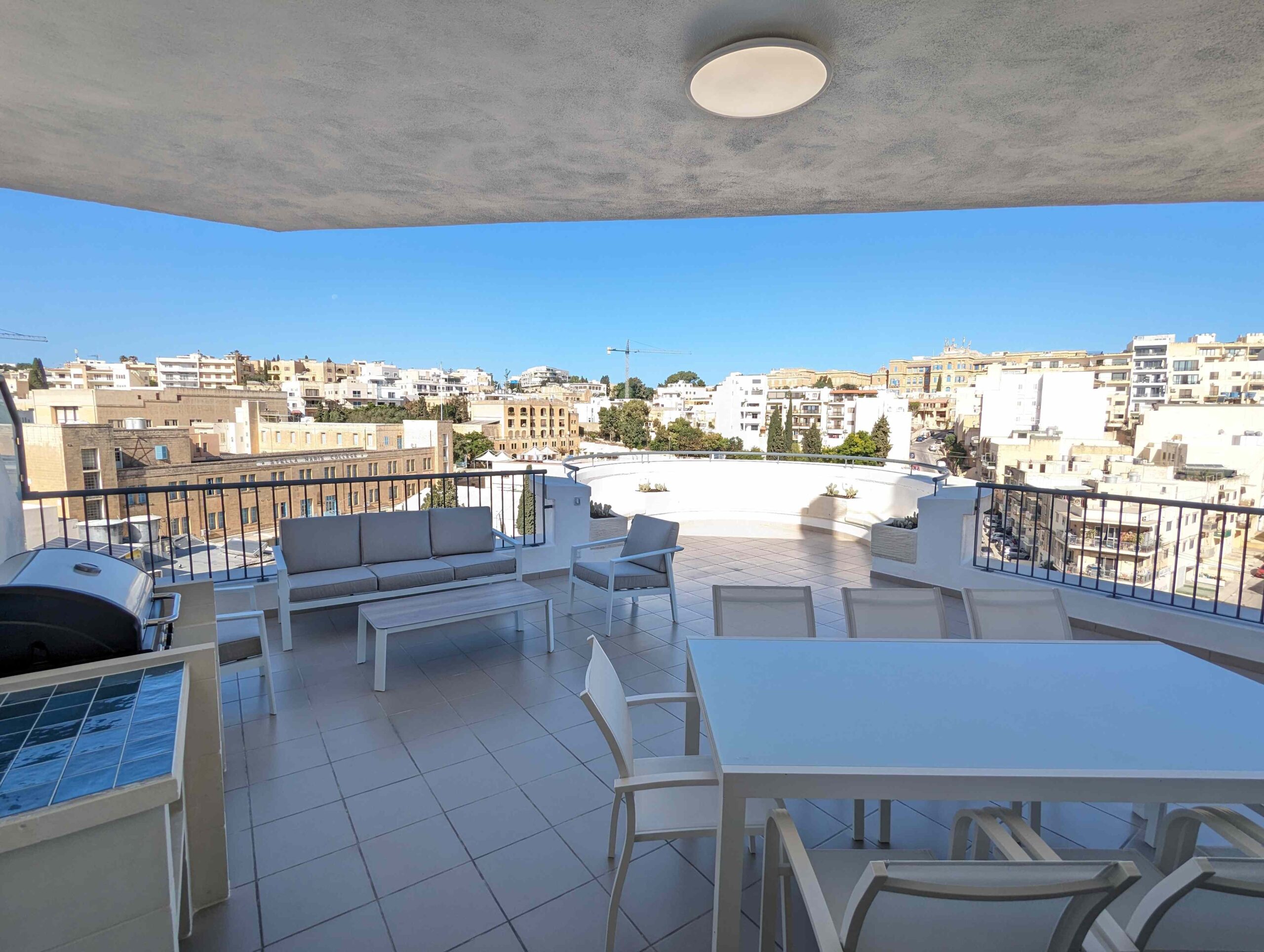 Bright Corner Penthouse with Large Terrace in Savoy Gardens in Gzira – property photo