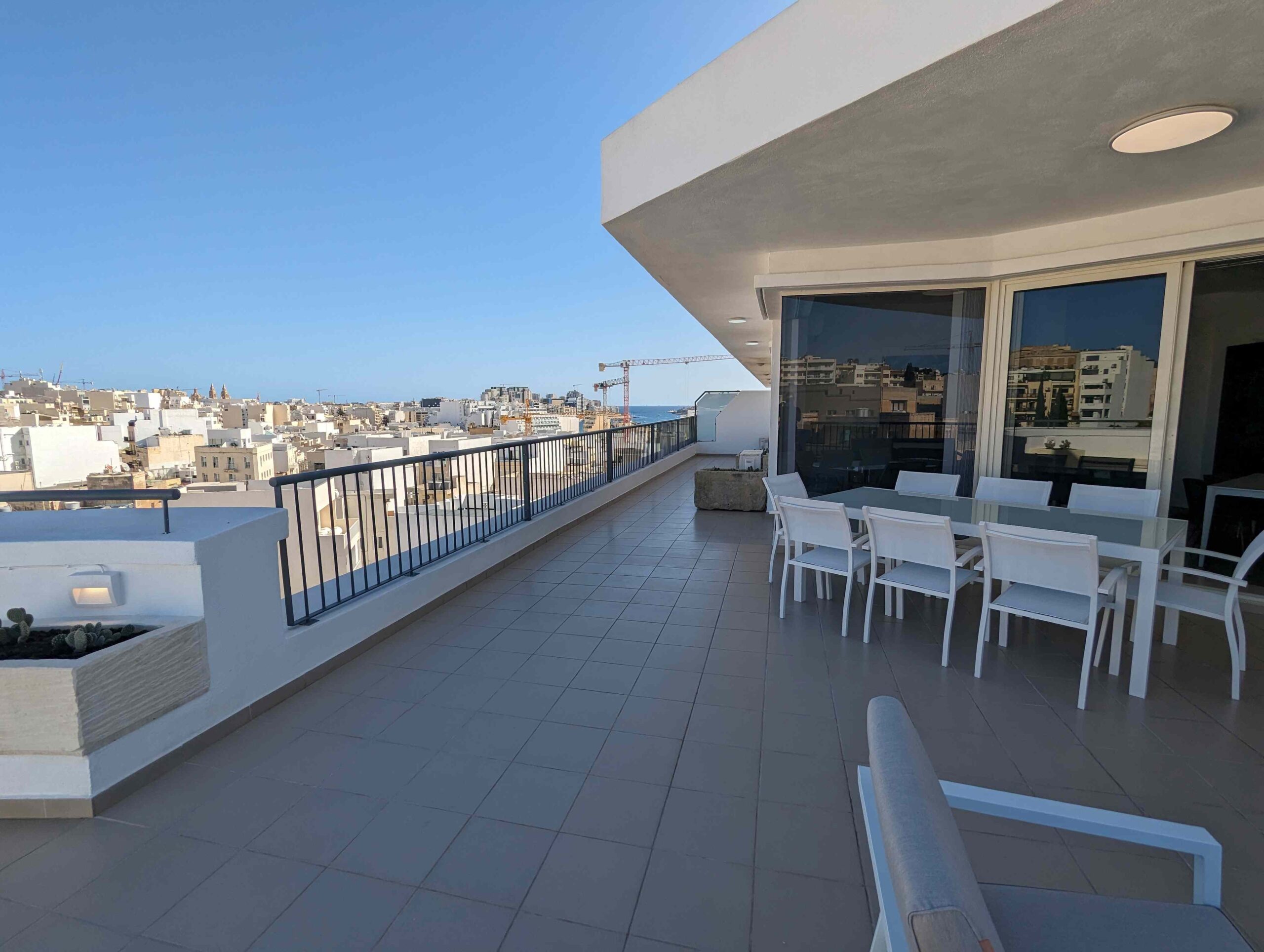 Bright Corner Penthouse with Large Terrace in Savoy Gardens in Gzira – property photo