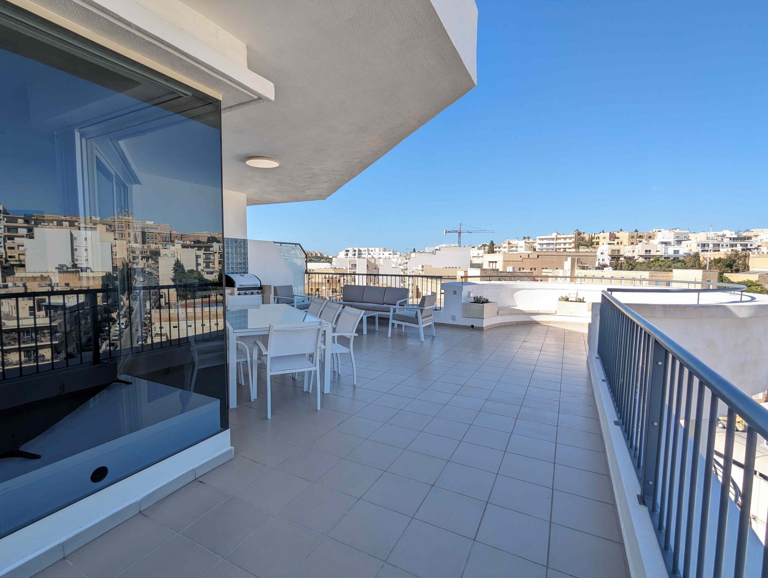 Bright Corner Penthouse with Large Terrace in Savoy Gardens in Gzira – property photo