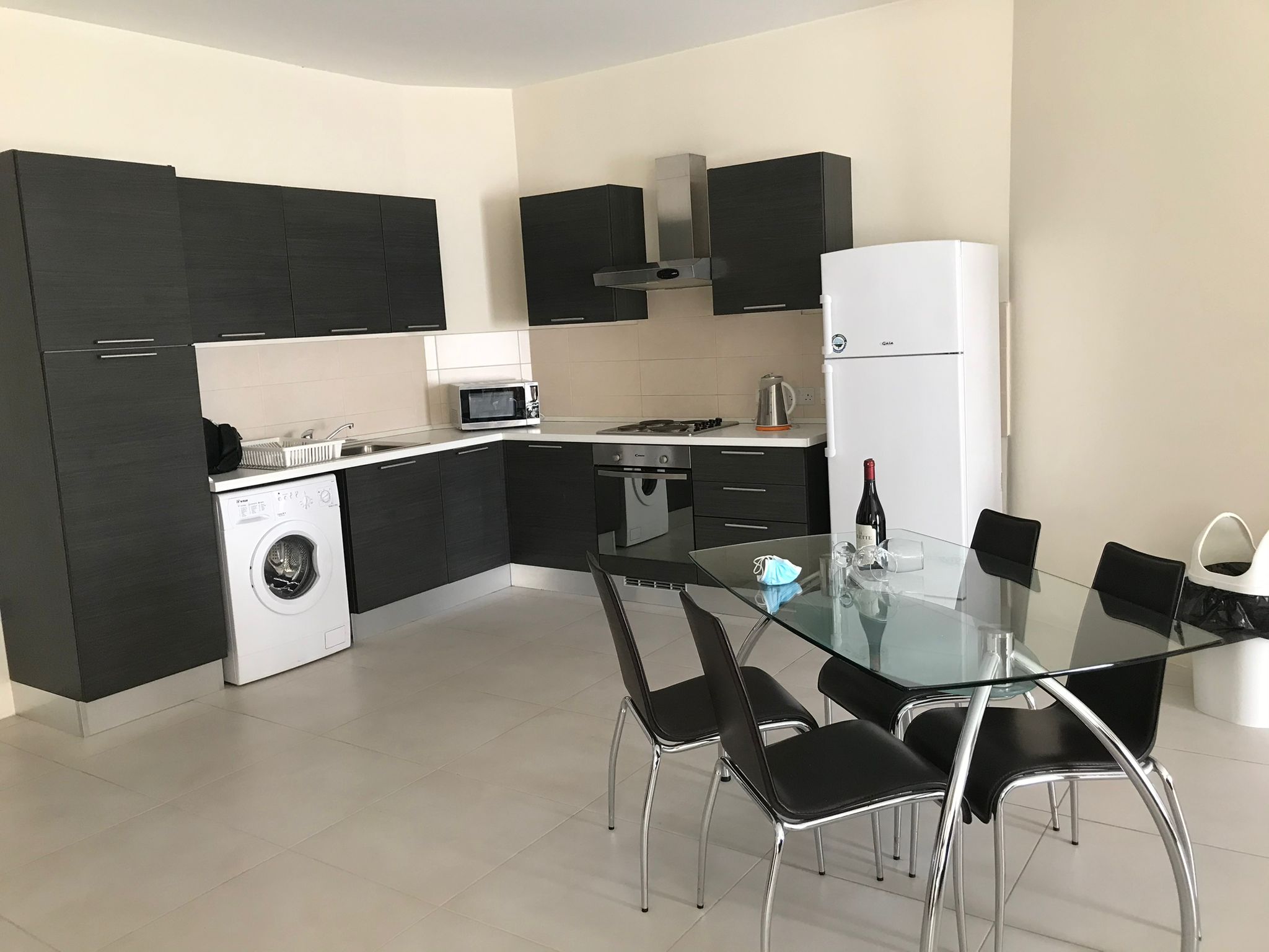 Gzira – Spacious & Bright 2-Bedroom Apartment Overlooking the National Pool – property photo