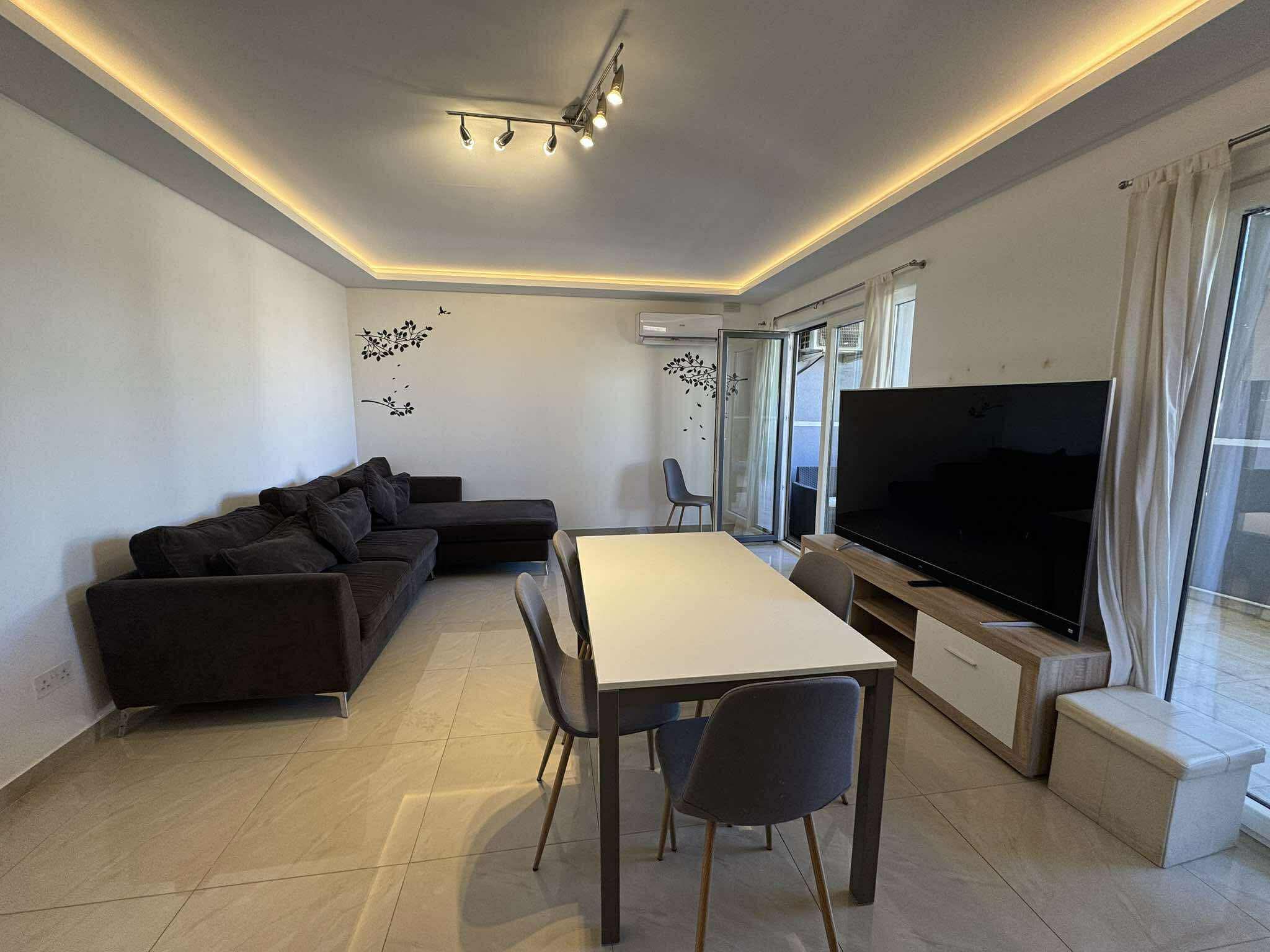 PEMBROKE – Beautiful 3 Bedroom Apartment Just Steps from the Sea – €1700/month – property photo