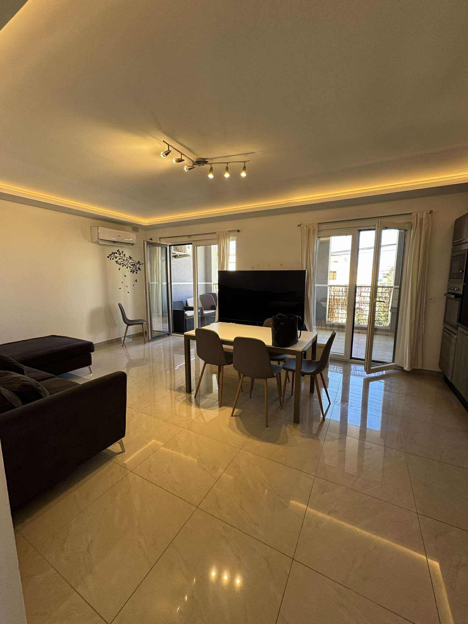 PEMBROKE – Beautiful 3 Bedroom Apartment Just Steps from the Sea – €1700/month – property photo