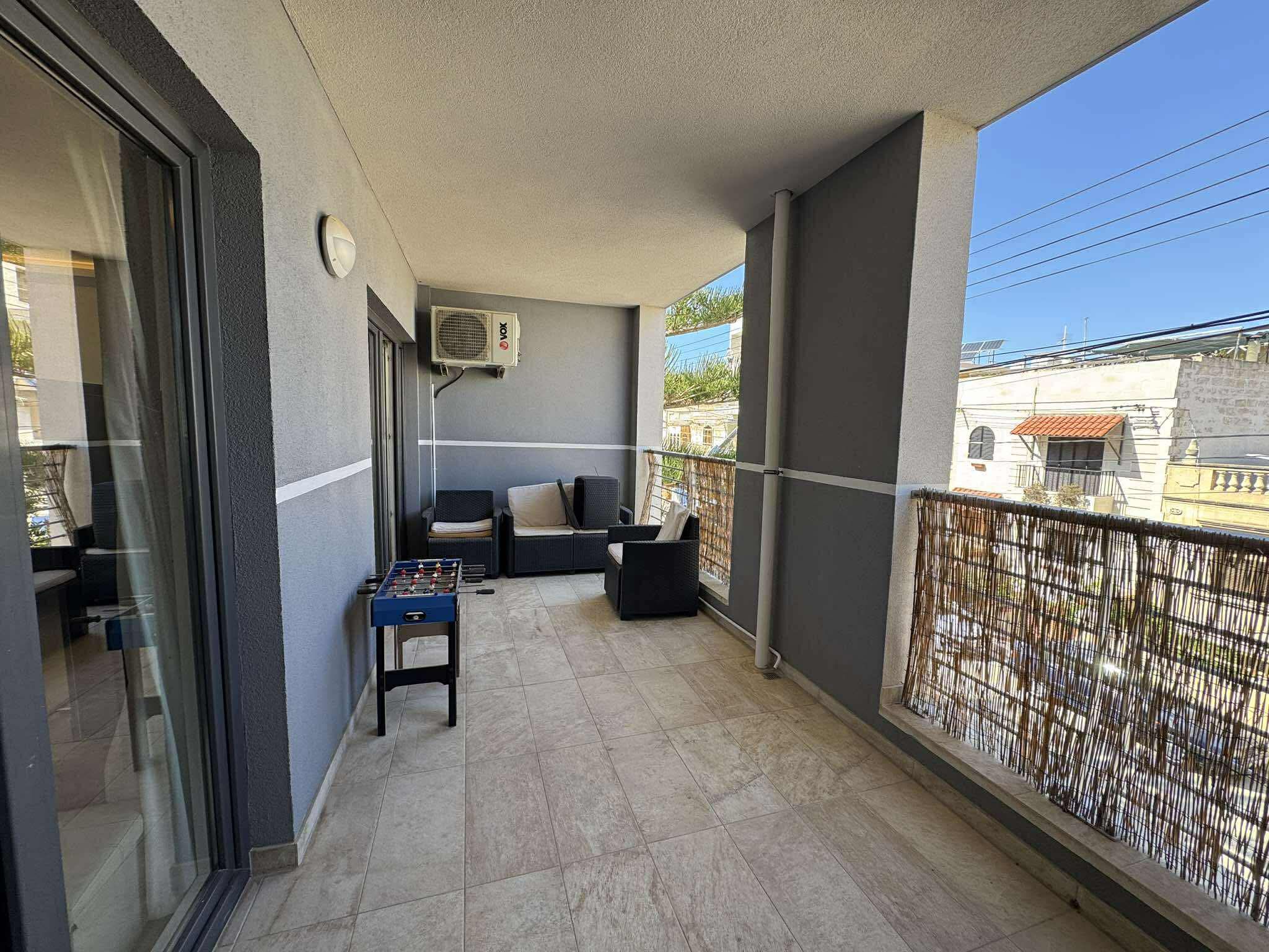 PEMBROKE – Beautiful 3 Bedroom Apartment Just Steps from the Sea – €1700/month – property photo