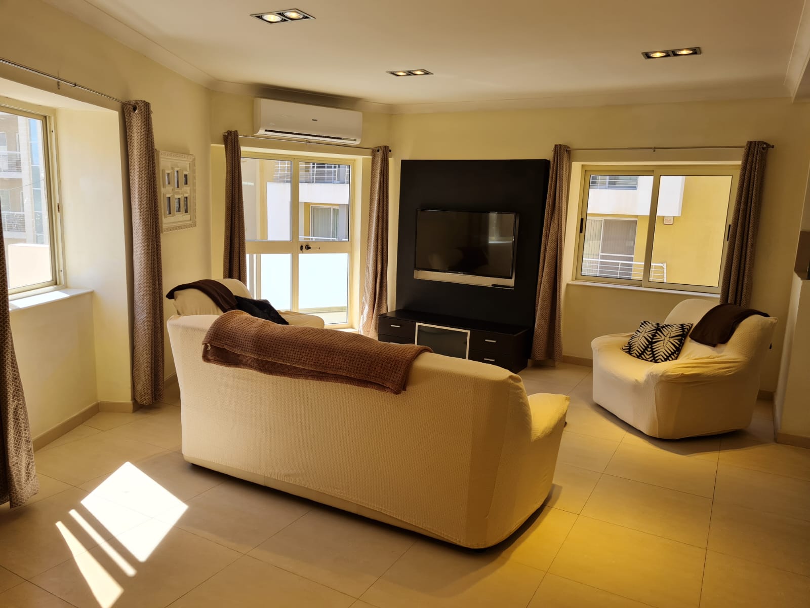 Charming & Bright 2 Bedroom Home in Ta’ Xbiex – With Study Room & Terrace – property photo